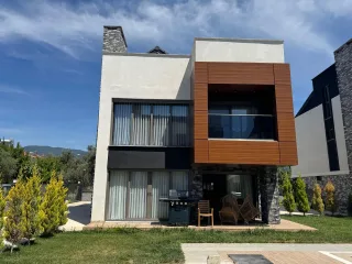 GÜRE SAHİLİNDE FULL EŞYA OPSİYONLU ULTRA LÜX 4+1 HAVUZLU SİTE İÇERİSİNDE TAM BAĞIMSIZ MÜSTAKİL VİLLA - Görsel 1