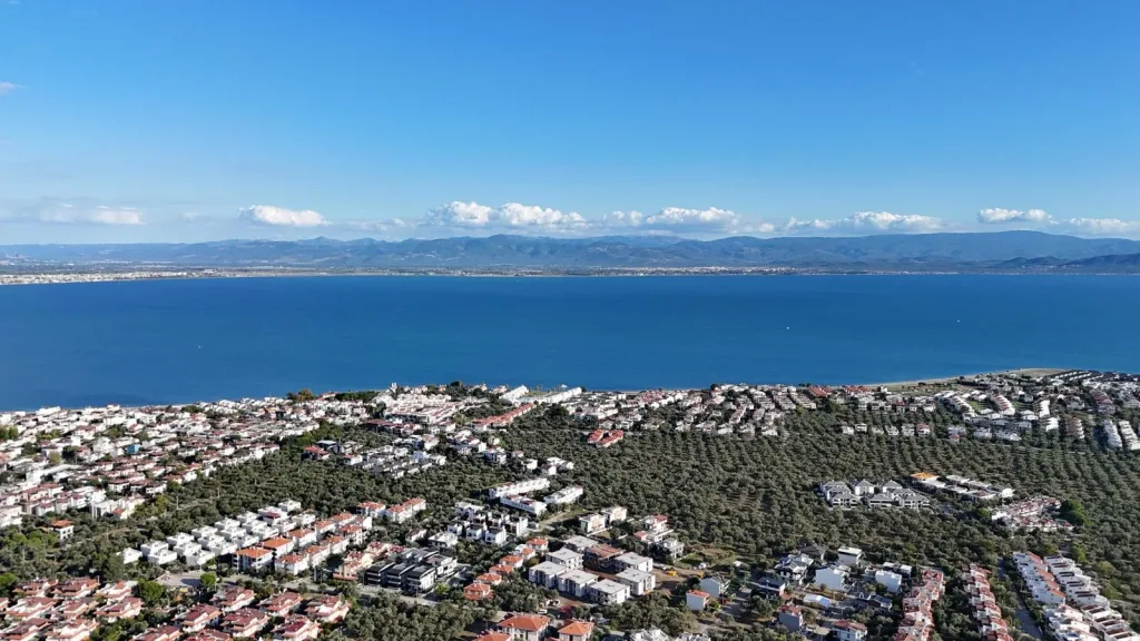 GÜRE SAHİLDE 650 METREKARE KÖŞE PARSEL DENİZ MANZARALI %15 İMARLI ARSA - Görsel 7