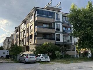 AKÇAYDA FERAH VE GENİŞ  GENÇ BİNADA 3+1 AYRI MUTFAK KOMBİLİ EBEVEYN BANYOLU DAİRE - Görsel 1