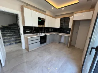 ALTINOLUK MERKEZDE FULL DENİZ MANZARALI 3+1 AYRI MUTFAK TRIPLEX GENİŞ BAHÇELİ VİLLA - Görsel 14