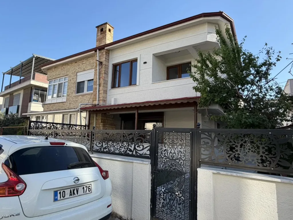 AKÇAY SAHİLİNDE DENİZE KOMŞU ve DEKORASYONUYLA GÖZ BOYAYAN 3+1 MUHTEŞEM VİLLA - Görsel 4