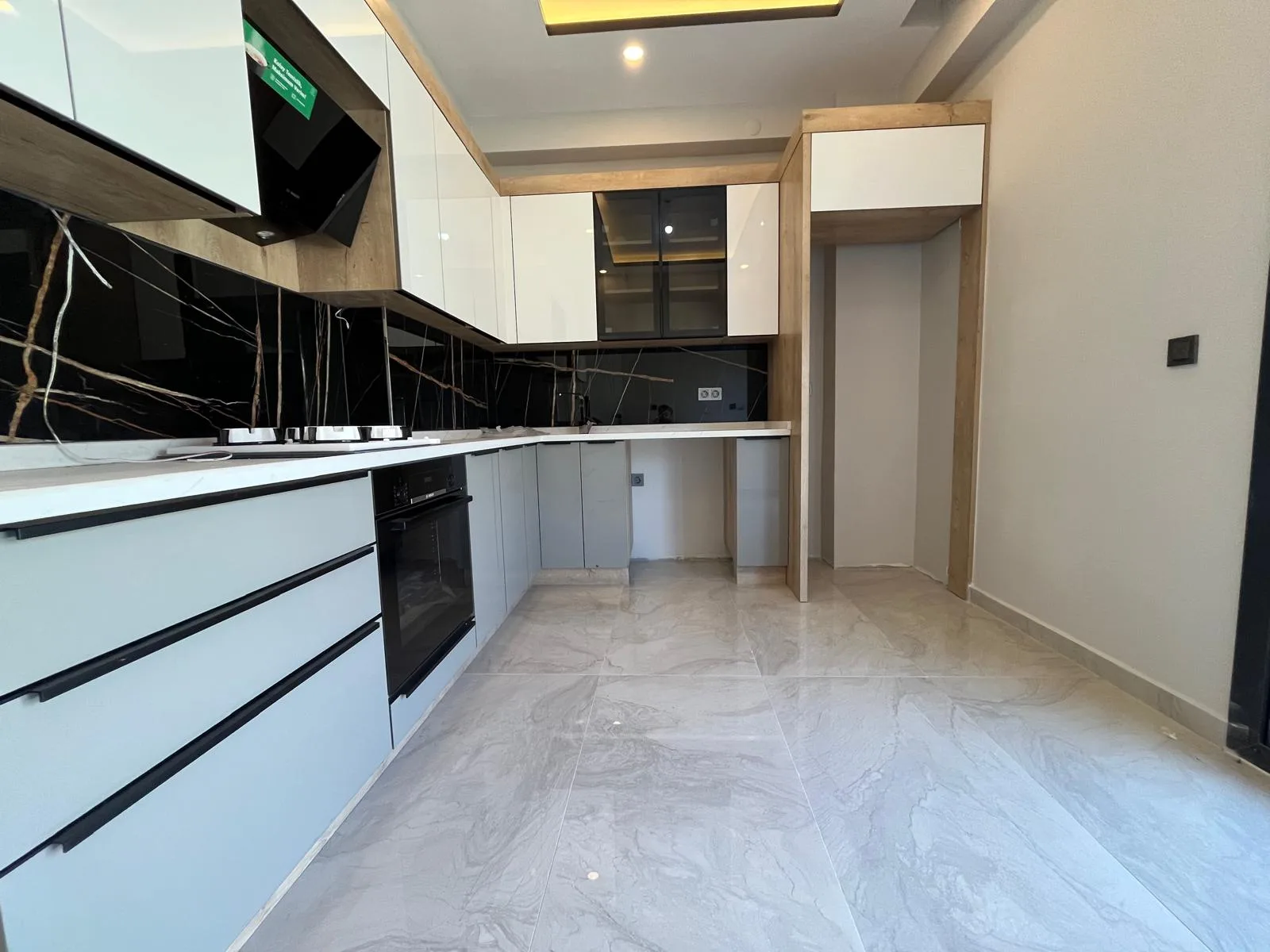 ALTINOLUK MERKEZDE FULL DENİZ MANZARALI 3+1 AYRI MUTFAK TRIPLEX GENİŞ BAHÇELİ VİLLA - Görsel 12