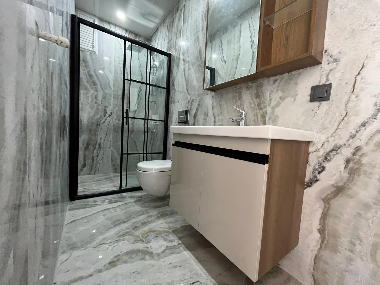 ALTINOLUK MERKEZDE FULL DENİZ MANZARALI 3+1 AYRI MUTFAK TRIPLEX GENİŞ BAHÇELİ VİLLA - Görsel 21