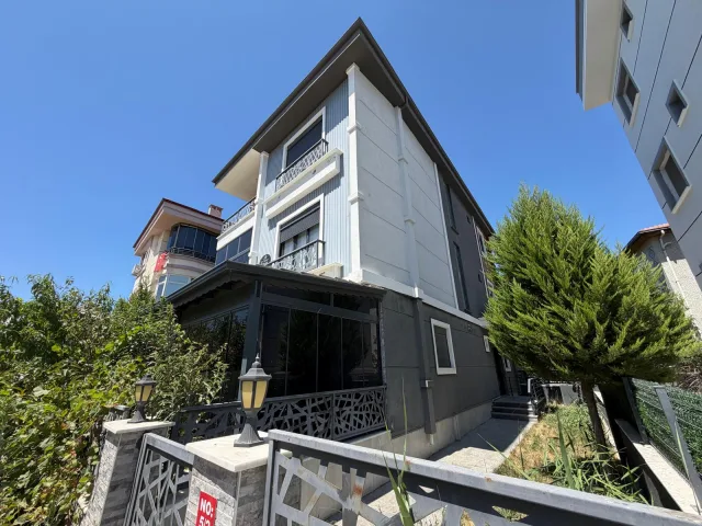 AKÇAY CEMİL TEMEL MAHALLESİNDE 4 ODA 1 SALON TRİPLEX SIFIR VİLLA