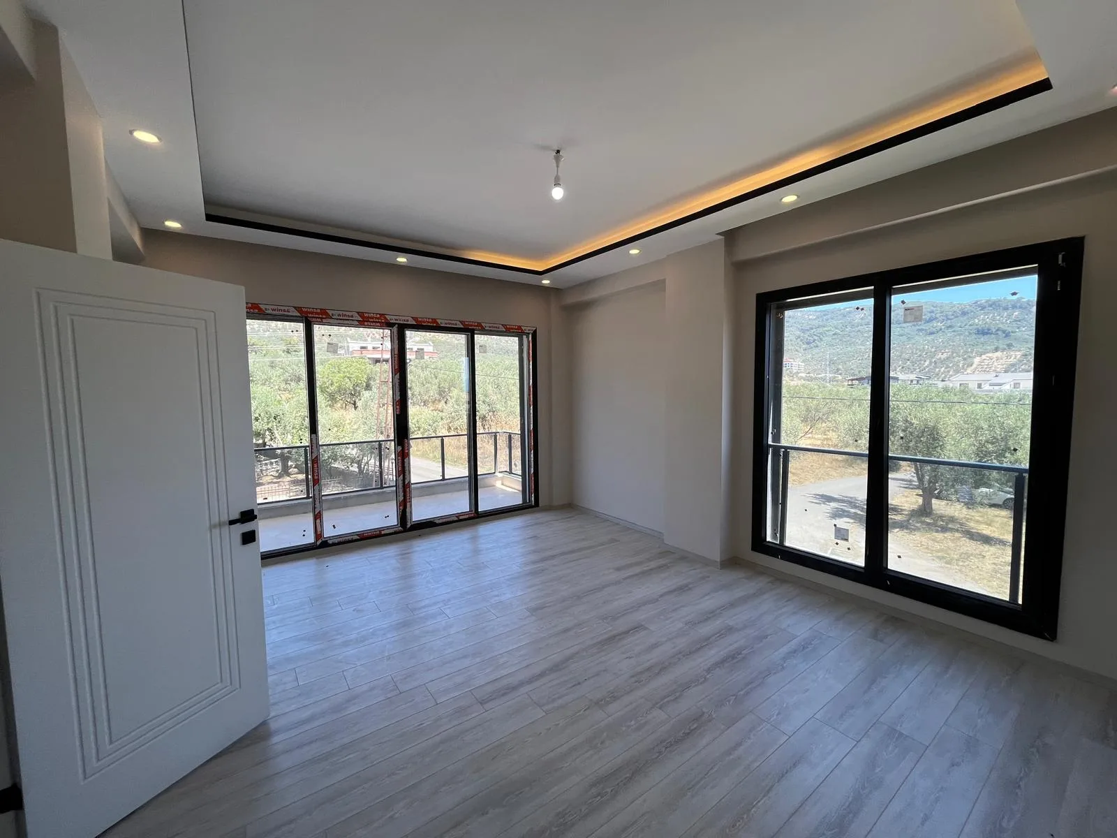 ALTINOLUK MERKEZDE FULL DENİZ MANZARALI 3+1 AYRI MUTFAK TRIPLEX GENİŞ BAHÇELİ VİLLA - Görsel 23