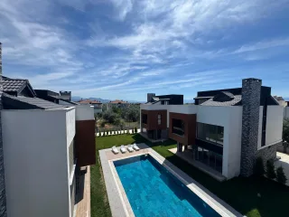 GÜRE SAHİLİNDE FULL EŞYA OPSİYONLU ULTRA LÜX 4+1 HAVUZLU SİTE İÇERİSİNDE TAM BAĞIMSIZ MÜSTAKİL VİLLA - Görsel 2