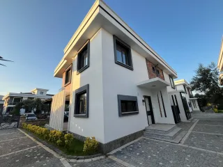 GÜRE SAHİLİNDE ULTRA LÜX SİTE İÇERİSİNDE 3+1 AYRI MUTFAK VİLLA - Görsel 32