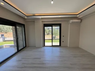 ALTINOLUK MERKEZDE FULL DENİZ MANZARALI 3+1 AYRI MUTFAK TRIPLEX GENİŞ BAHÇELİ VİLLA - Görsel 9