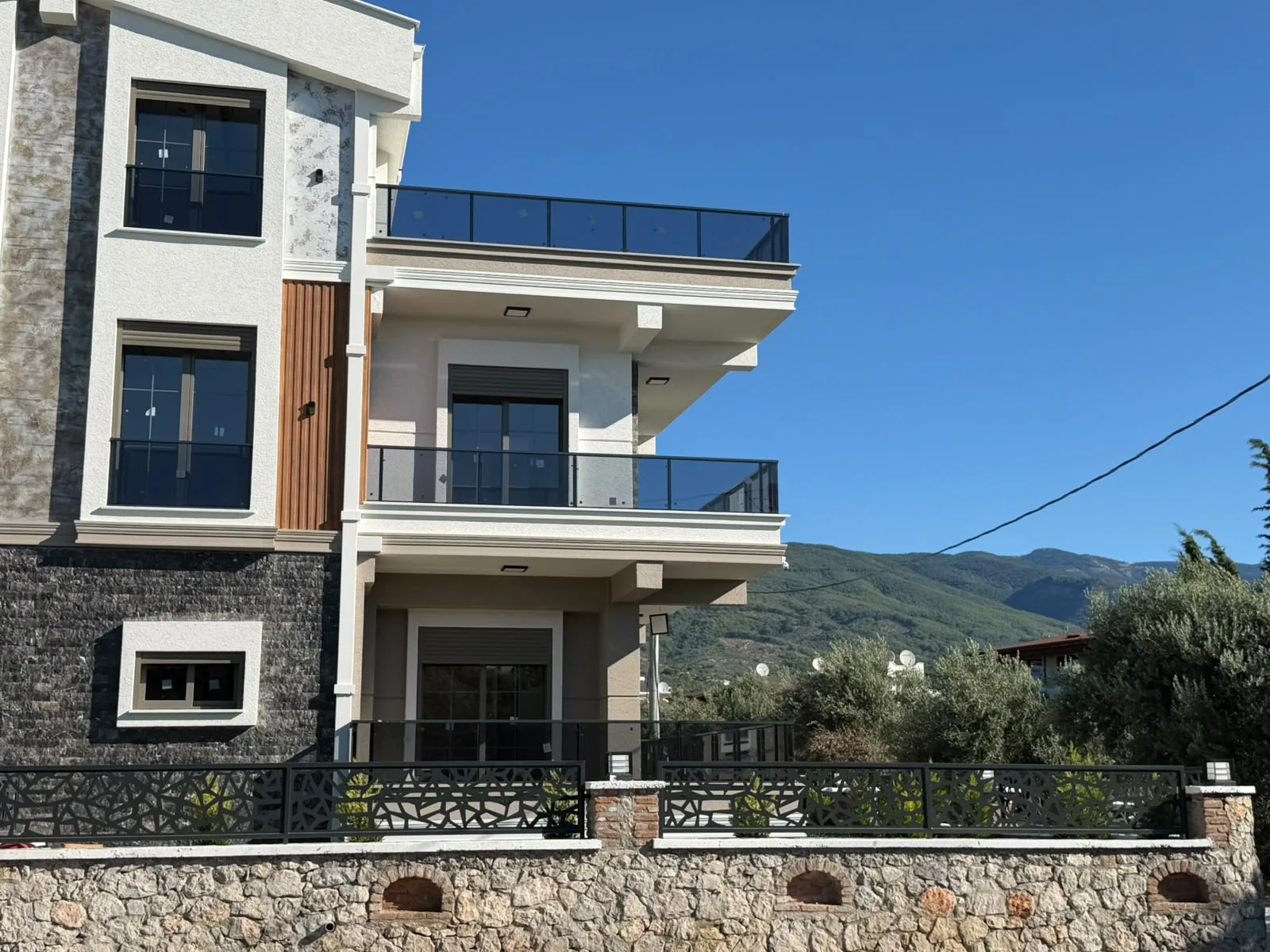 GÜRE SAHİLİNDE 4+1 ULTRA LÜX DENİZE YÜRÜME MESAFESİNDE TRİPLEX VİLLA - Görsel 4