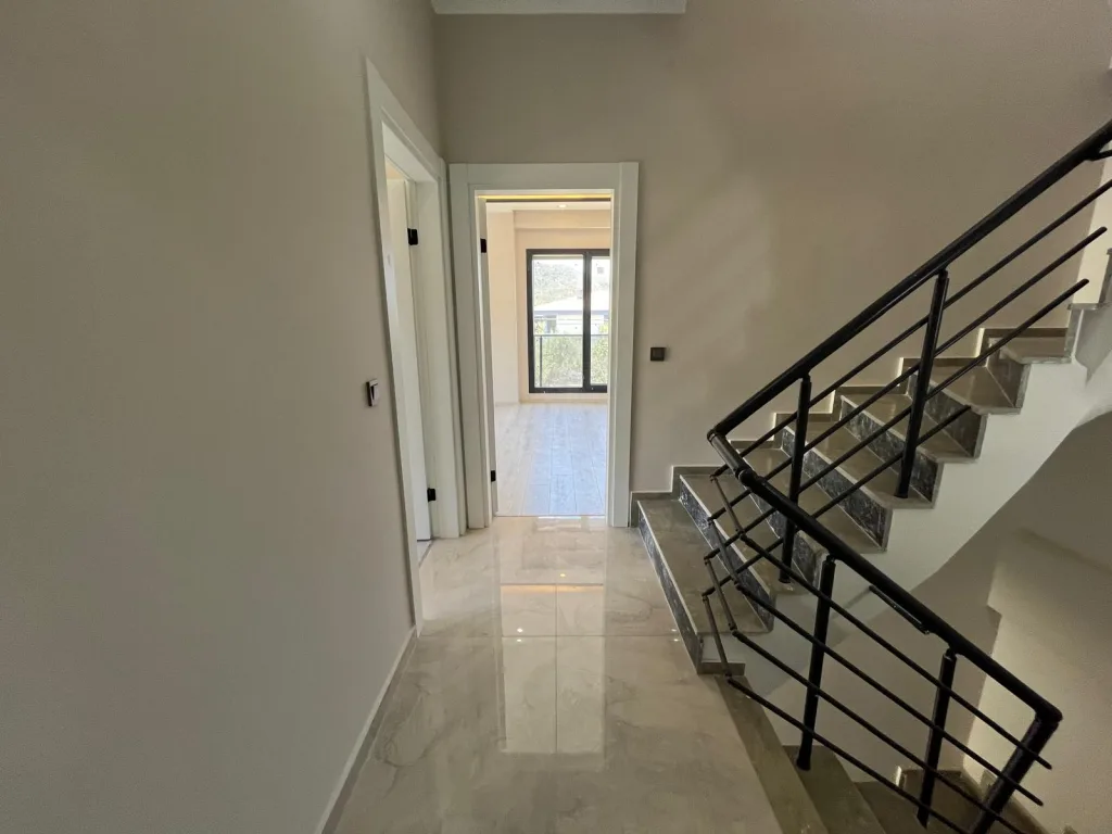 ALTINOLUK MERKEZDE FULL DENİZ MANZARALI 3+1 AYRI MUTFAK TRIPLEX GENİŞ BAHÇELİ VİLLA - Görsel 19