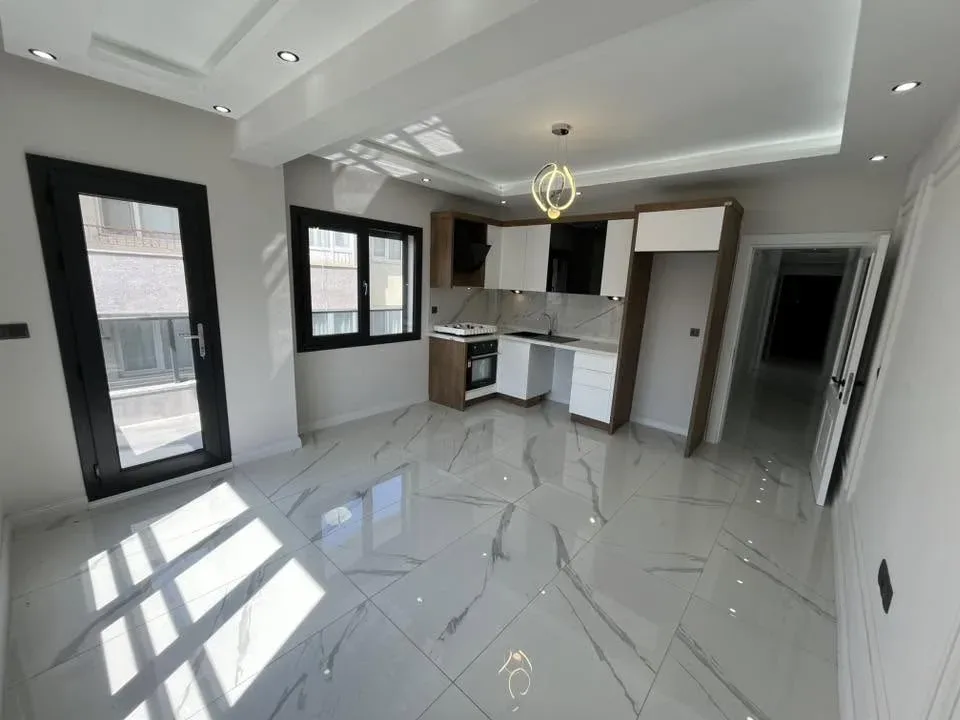 AKÇAYDA SARIKIZDA CADDE ÜSTÜ SIFIR BİNA DENİZE ÇOK YAKIN 2+1 AMERİKAN MUTFAK LÜX DAİRE - Görsel 5