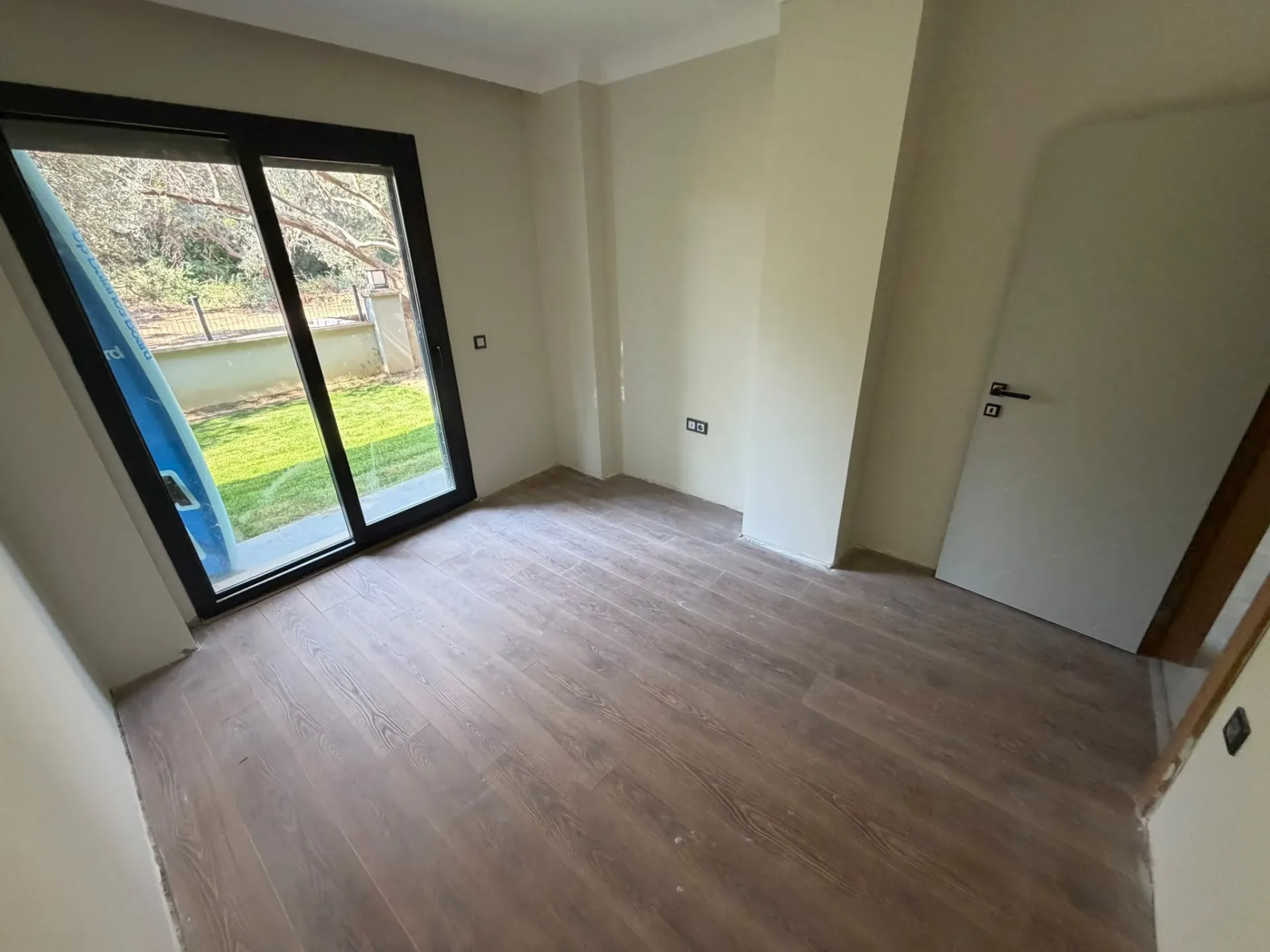 ALTINOLUK SAHİLİNDE  BAHÇE KULLANIMLI DENİZE 200 METRE MESAFEDE MUHTEŞEM DAİRE - Görsel 27