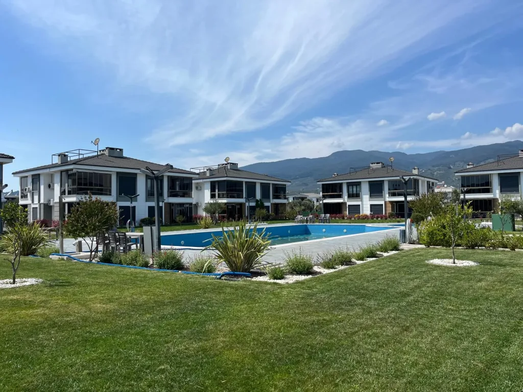 GÜRE SAHİLİNDE ULTRA LÜX HAVUZLU SİTE İÇERİSİNDE 2 ODA 1 SALON AYRI MUTFAK MUHTEŞEM DAİRE - Görsel 2