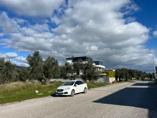 GÜRE SAHİLİNDE 524 METREKARE VİLLA İMARLI SATILIK ARSA - Görsel 1