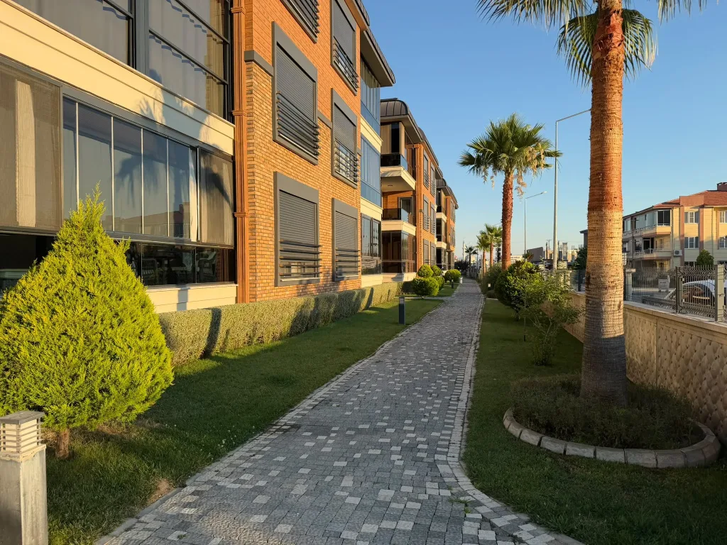 AKÇAYIN EN PRESTİJLİ SİTESİNDE 3+1 AYRI MUTFAK EBEVEYN BANYOLU - KAPALI OTOPARKLI MUHTEŞEM DAİRE - Görsel 3