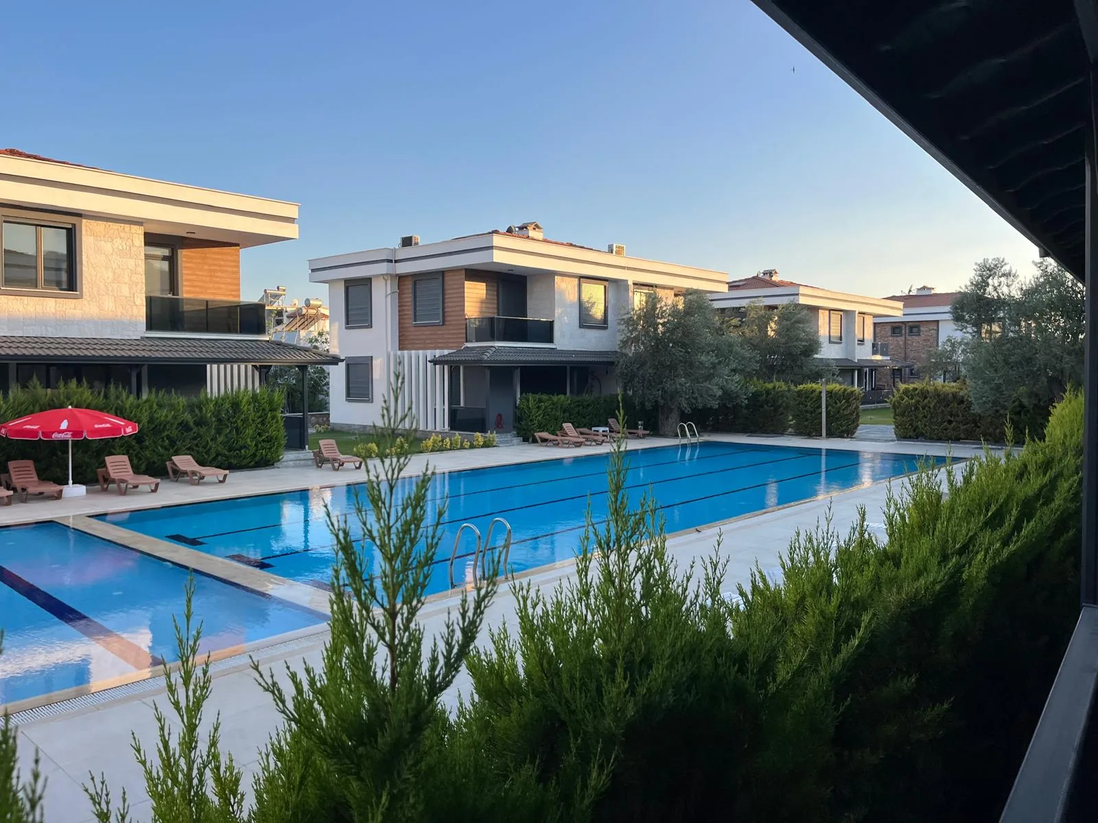 GÜRE SAHİLİNDE ULTRA LÜX SİTE İÇERİSİNDE 3+1 AYRI MUTFAK VİLLA - Görsel 41