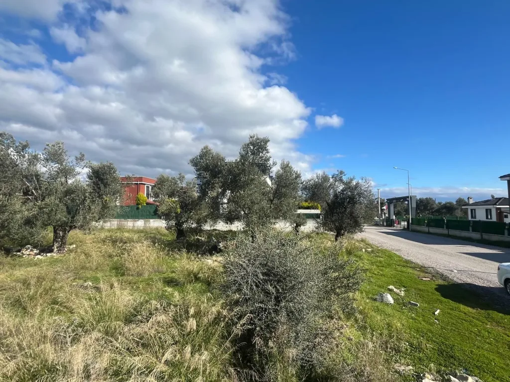 GÜRE SAHİLİNDE 524 METREKARE VİLLA İMARLI SATILIK ARSA - Görsel 5