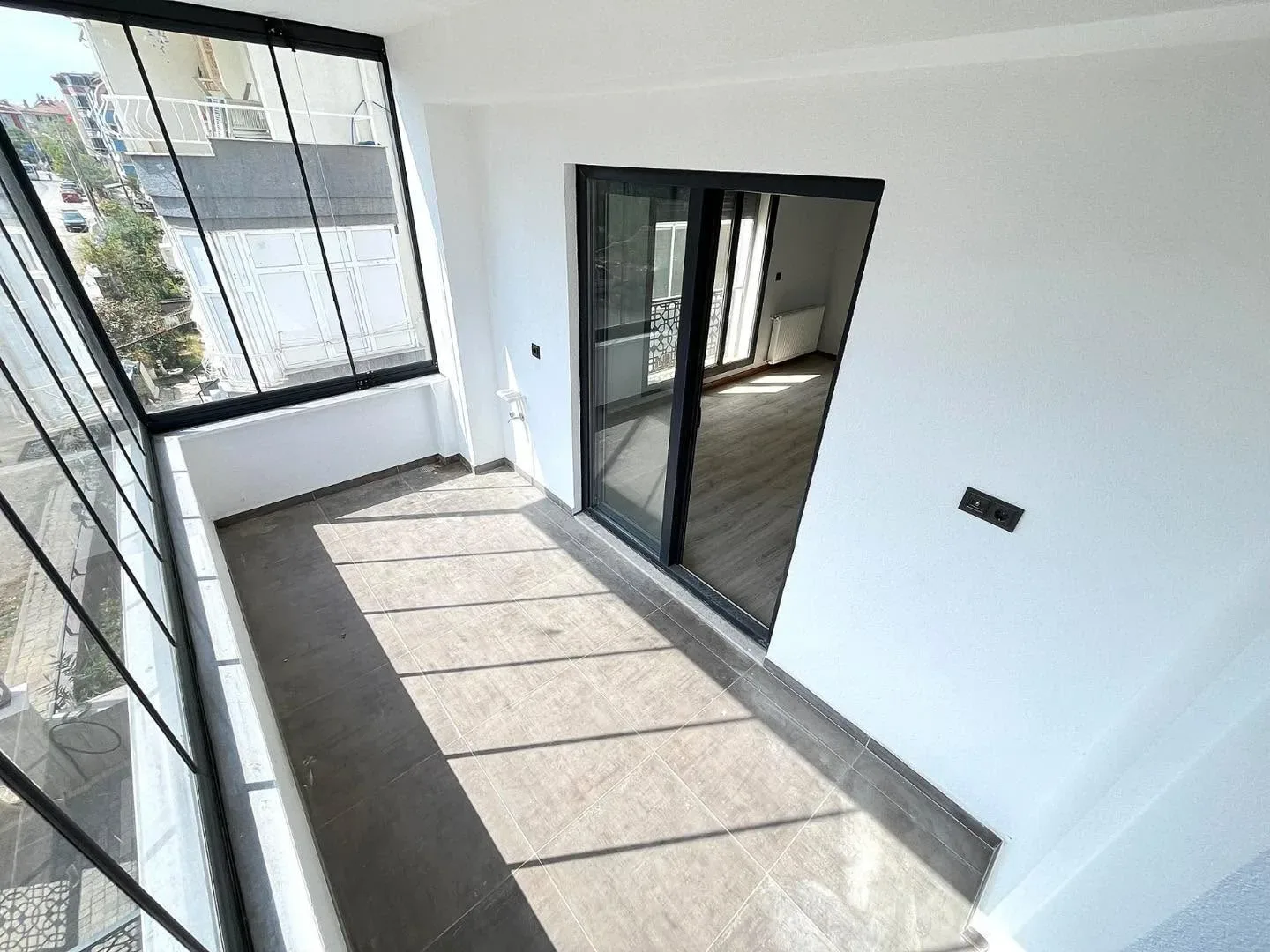 AKÇAY ALTINKUM MAHALLESİNDE 2+1 AYRI MUTFAK EBEVEYN BANYOLU GENİŞ ARA KAT LÜKS DAİRE - Görsel 23