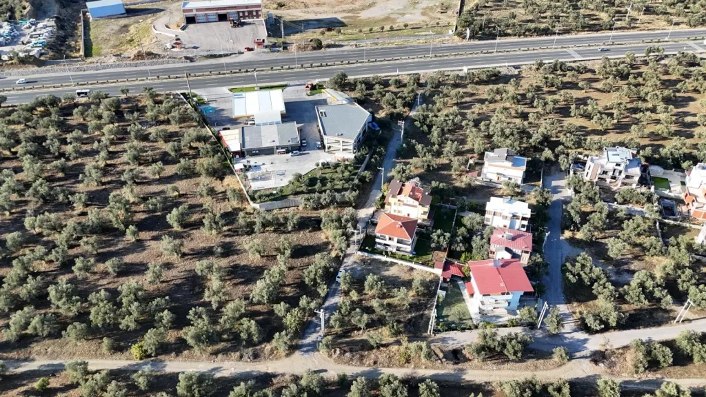 GÜRE SAHİLDE 650 METREKARE KÖŞE PARSEL DENİZ MANZARALI %15 İMARLI ARSA - Görsel 11