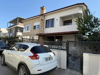 AKÇAY SAHİLİNDE DENİZE KOMŞU ve DEKORASYONUYLA GÖZ BOYAYAN 3+1 MUHTEŞEM VİLLA - Görsel 1