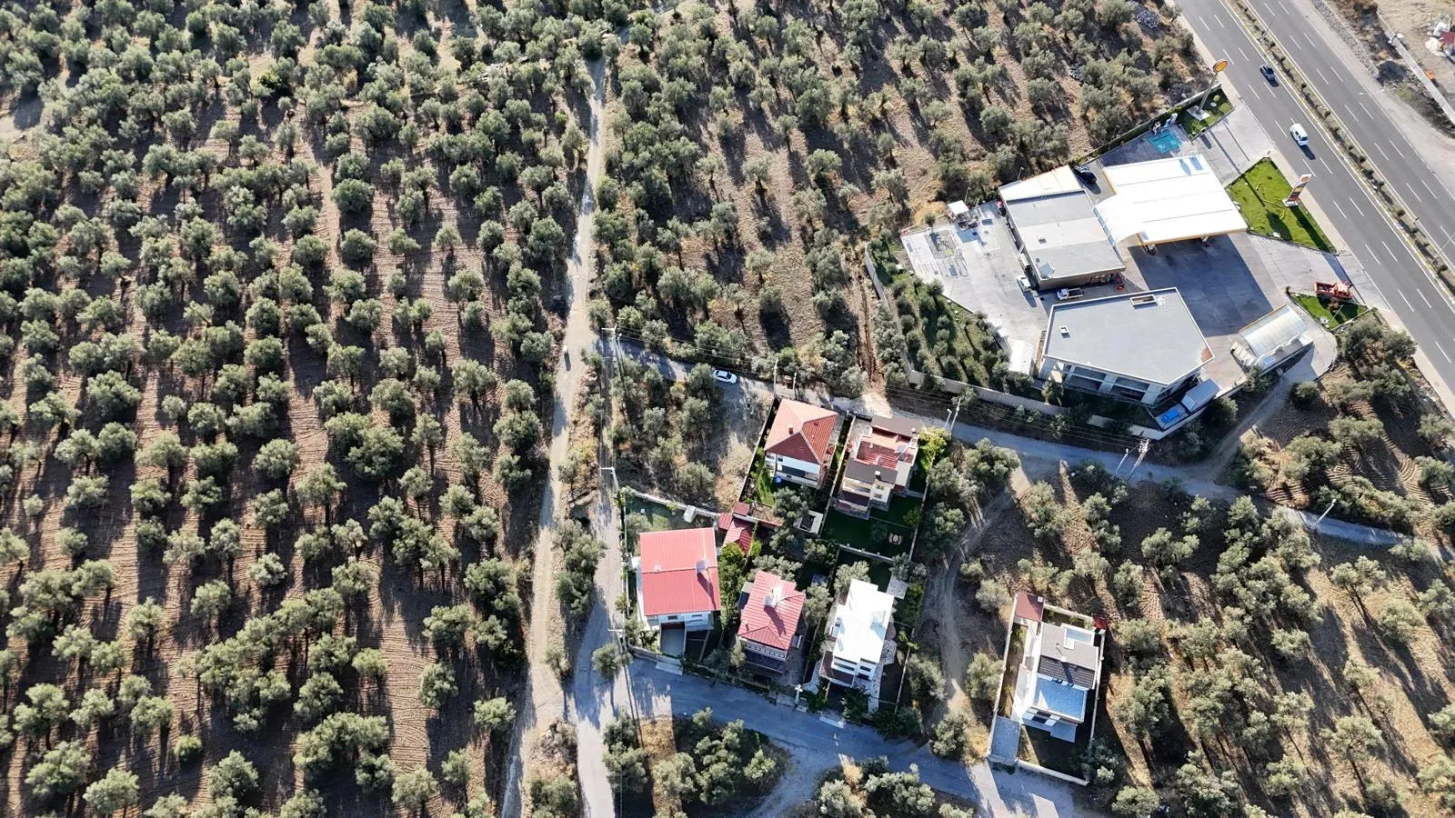 GÜRE SAHİLDE 650 METREKARE KÖŞE PARSEL DENİZ MANZARALI %15 İMARLI ARSA - Görsel 8