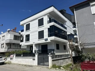 AKÇAYDA SARIKIZDA CADDE ÜSTÜ SIFIR BİNA DENİZE ÇOK YAKIN 2+1 AMERİKAN MUTFAK LÜX DAİRE - Görsel 3