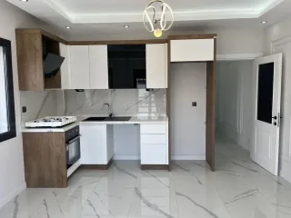AKÇAYDA SARIKIZDA CADDE ÜSTÜ SIFIR BİNA DENİZE ÇOK YAKIN 2+1 AMERİKAN MUTFAK LÜX DAİRE - Görsel 7