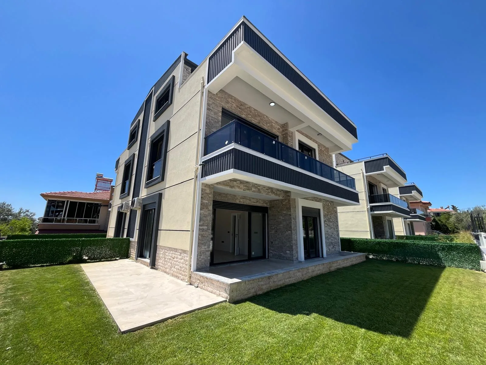 ALTINOLUK MERKEZDE FULL DENİZ MANZARALI 3+1 AYRI MUTFAK TRIPLEX GENİŞ BAHÇELİ VİLLA - Görsel 3