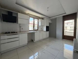 AKÇAYDA FERAH VE GENİŞ  GENÇ BİNADA 3+1 AYRI MUTFAK KOMBİLİ EBEVEYN BANYOLU DAİRE - Görsel 12