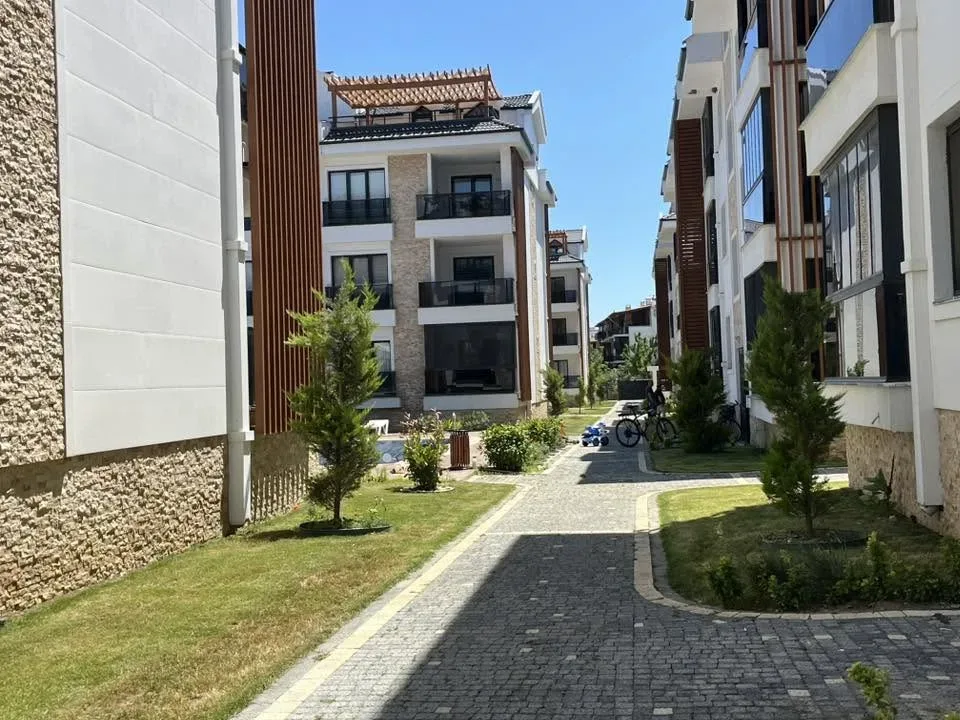 GÜRE AKÇAY ARASINDA 2+1 AYRI MUTFAK ULTRA LÜX SİTE İÇERİSİNDE HAVUZ CEPHELİ DAİRE - Görsel 3