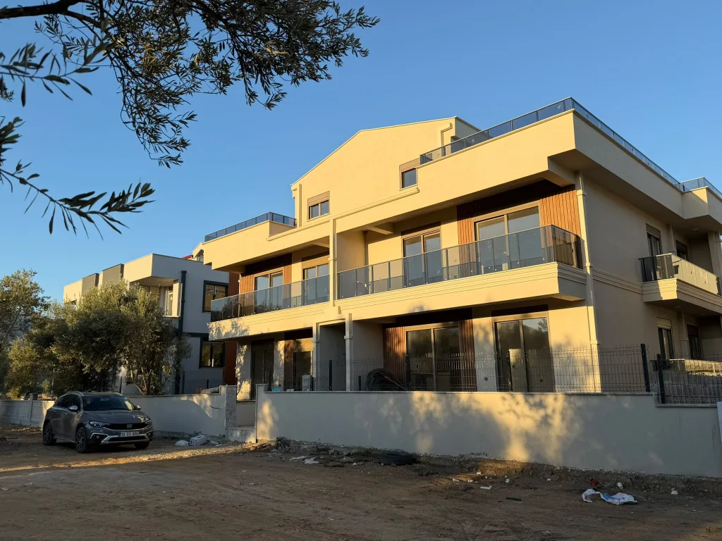 GÜRE SAHİLİNDE MÜSTAKİL TADINDA 2+1 BAHÇE KULLANIMLI SIFIR DAİRE - Görsel 2