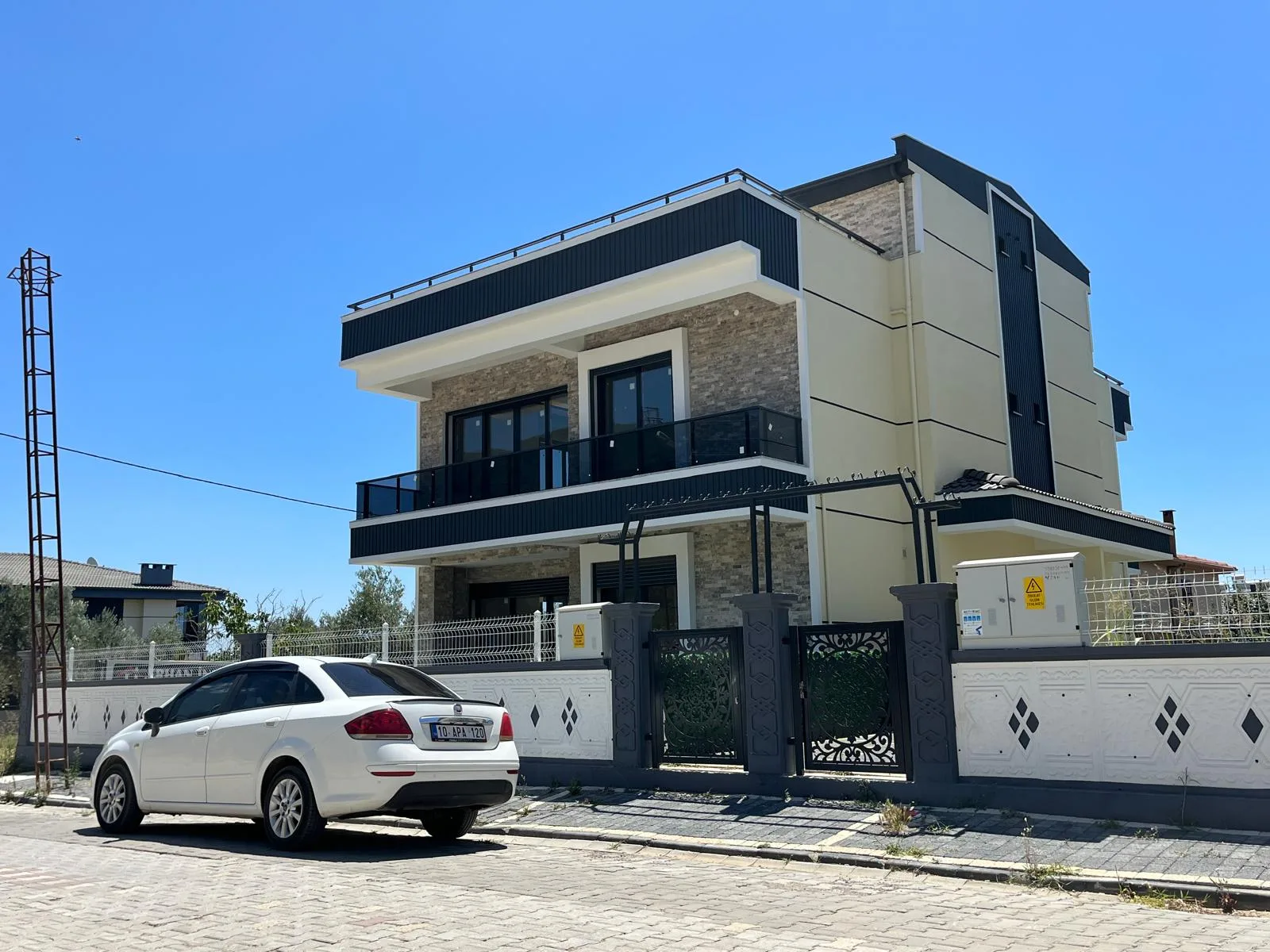 ALTINOLUK MERKEZDE FULL DENİZ MANZARALI 3+1 AYRI MUTFAK TRIPLEX GENİŞ BAHÇELİ VİLLA