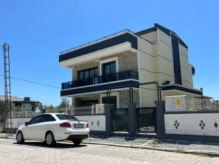 ALTINOLUK MERKEZDE FULL DENİZ MANZARALI 3+1 AYRI MUTFAK TRIPLEX GENİŞ BAHÇELİ VİLLA - Görsel 1