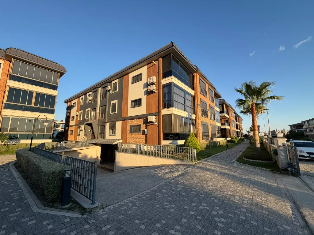AKÇAYIN EN PRESTİJLİ SİTESİNDE 3+1 AYRI MUTFAK EBEVEYN BANYOLU - KAPALI OTOPARKLI MUHTEŞEM DAİRE - Görsel 4