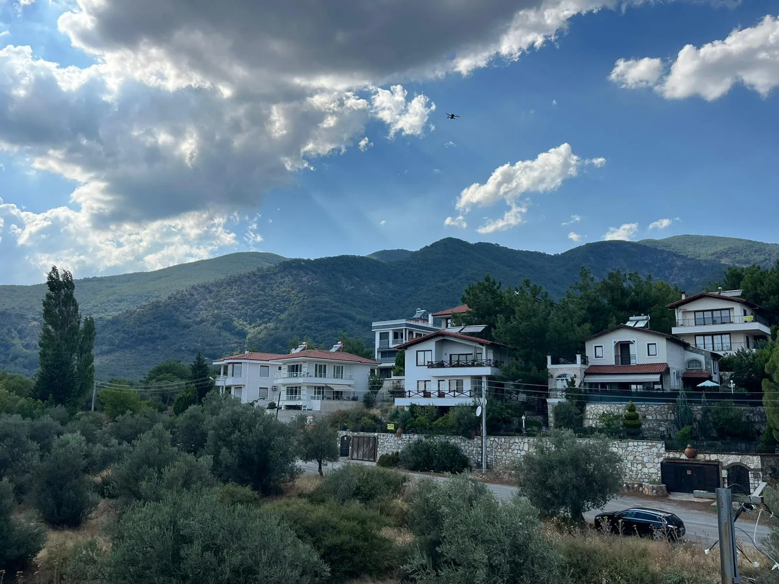 GÜRE KAVURMACILAR YOLUNDA DAĞ VE DENİZ MANZARALI 3+1 LÜX TRİPLEX VİLLA