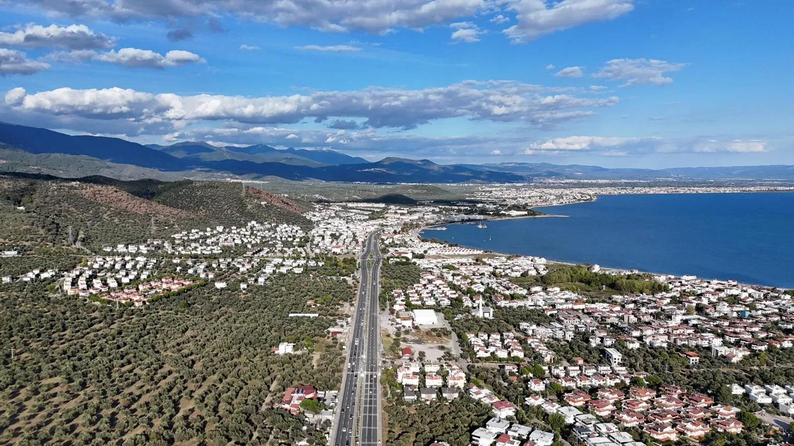 GÜRE SAHİLDE 650 METREKARE KÖŞE PARSEL DENİZ MANZARALI %15 İMARLI ARSA - Görsel 4