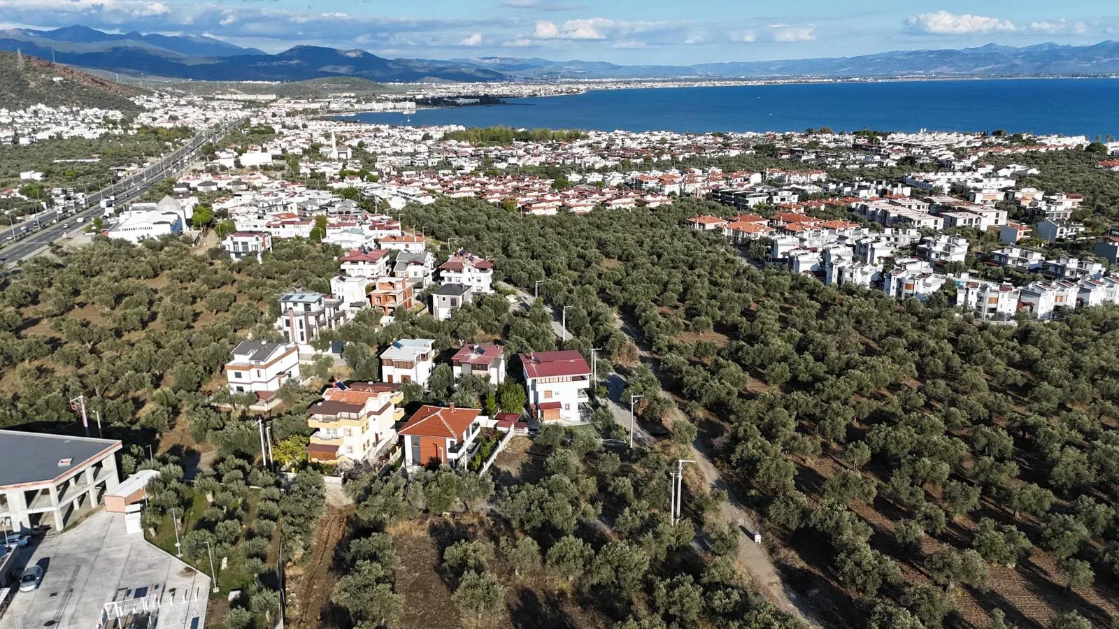 GÜRE SAHİLDE 650 METREKARE KÖŞE PARSEL DENİZ MANZARALI %15 İMARLI ARSA - Görsel 14