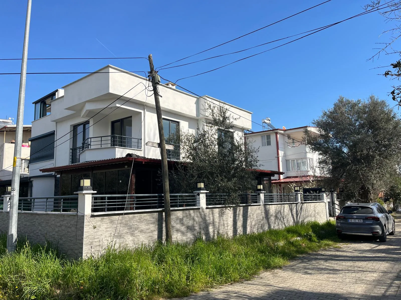 GÜRE İSKELE SAHİLİNDE BİRİNCİ MİGROSUN KÖŞESİNDE MÜSTAKİL TRİPLEX VİLLA
