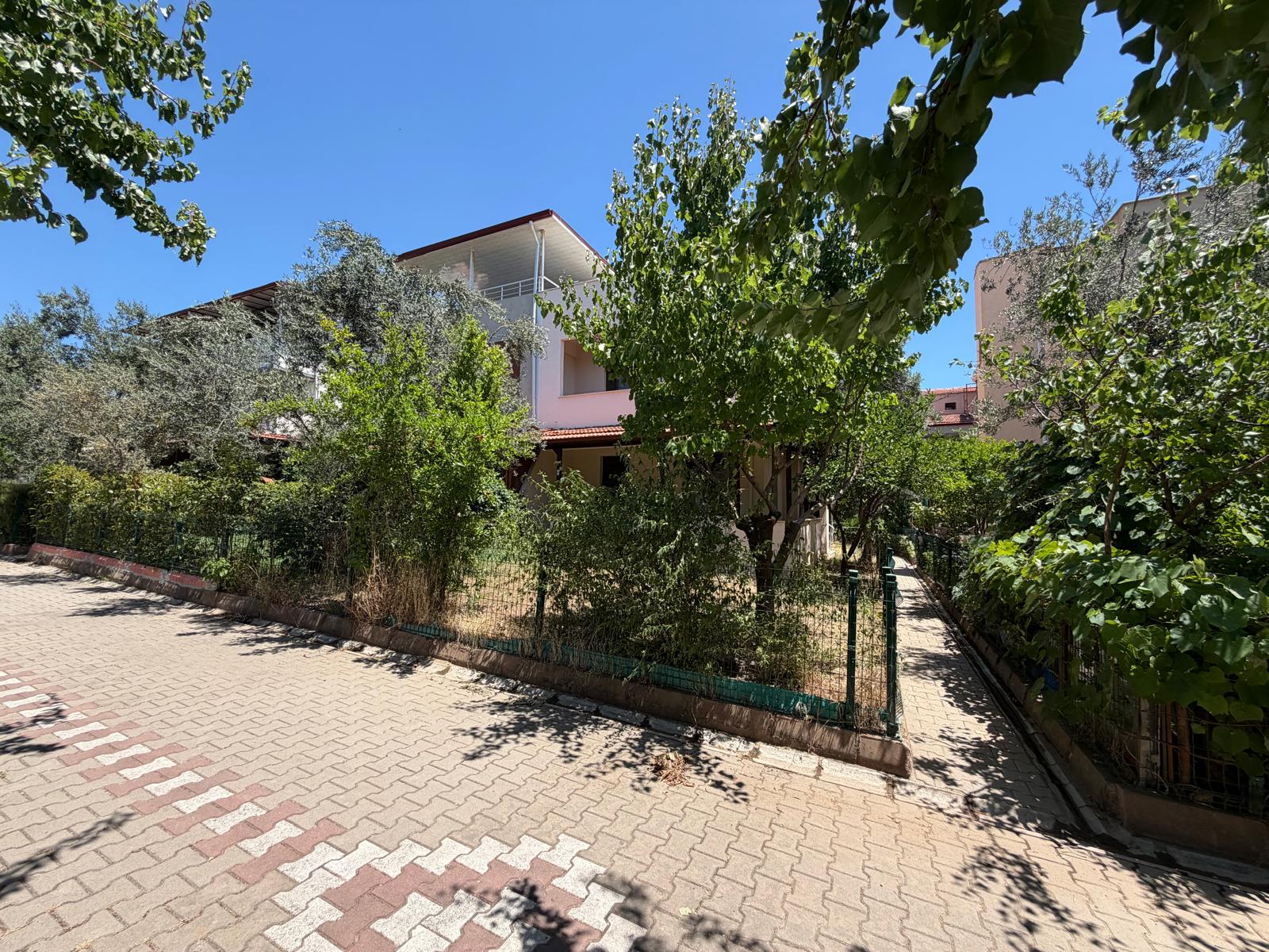 GÜRE DENİZ TARAFINDA DAİRE FİYATINA TRİPLEKS VİLLA - Görsel 2