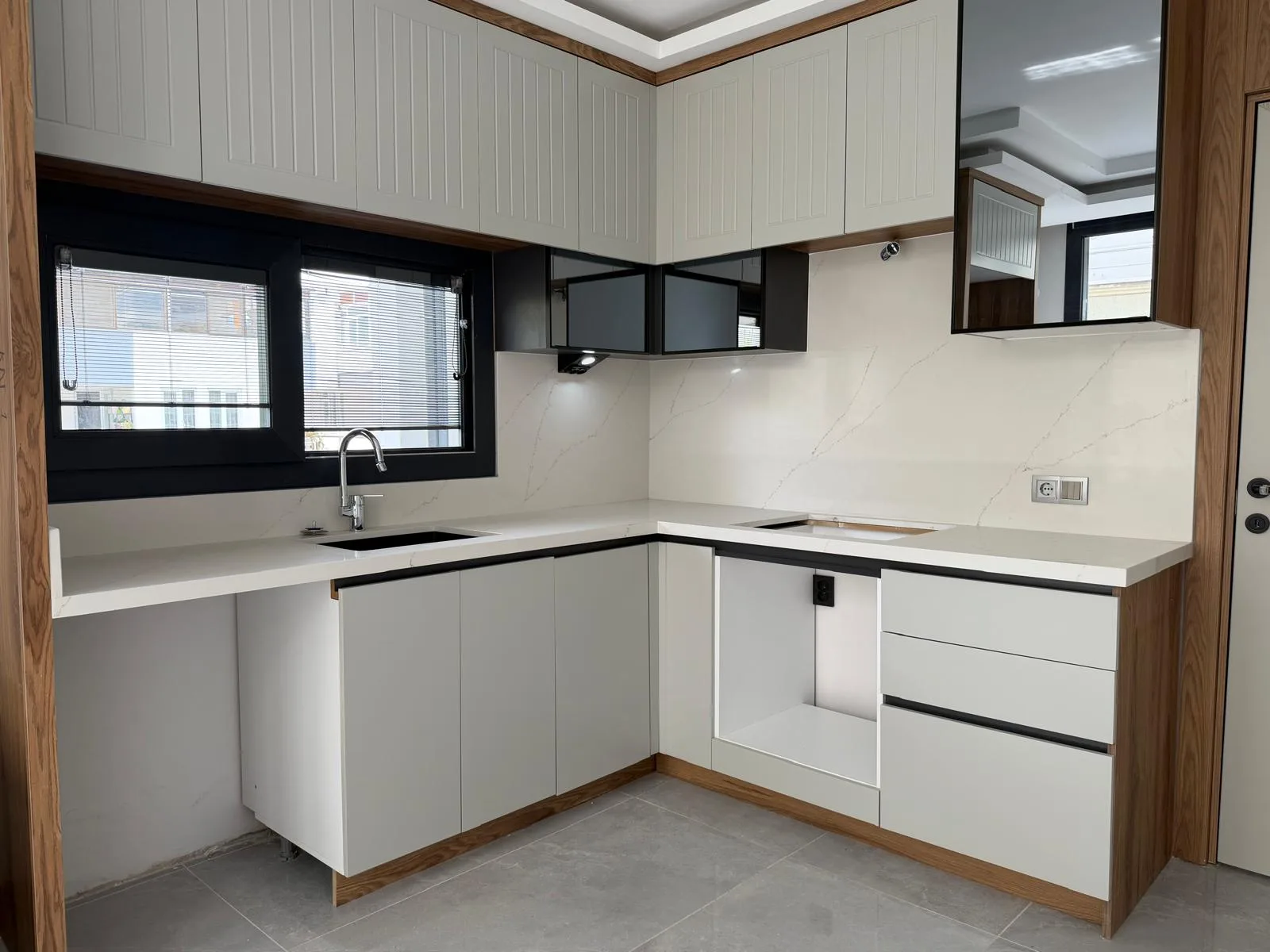 ALTINKUMDA DENİZE ÇOK YAKIN 3+1 CADDE ÜSTÜ 0 DAİRE