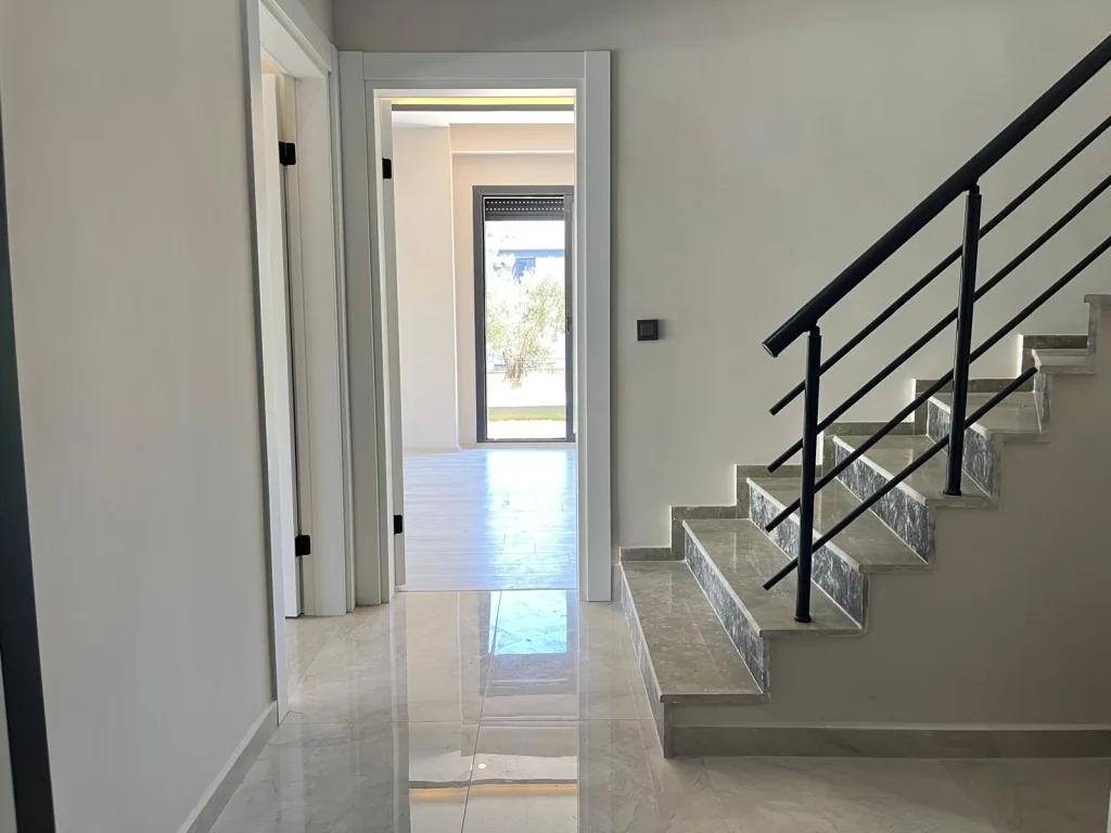 ALTINOLUK MERKEZDE FULL DENİZ MANZARALI 3+1 AYRI MUTFAK TRIPLEX GENİŞ BAHÇELİ VİLLA - Görsel 15
