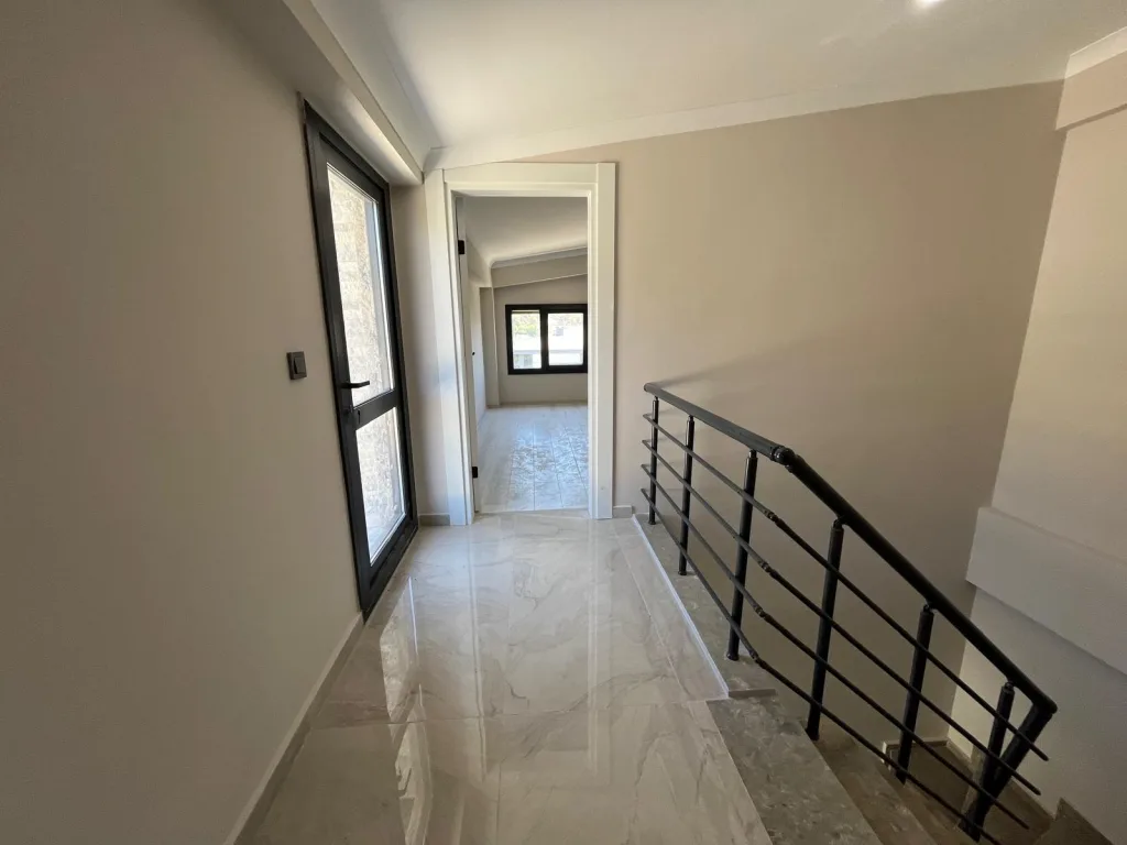 ALTINOLUK MERKEZDE FULL DENİZ MANZARALI 3+1 AYRI MUTFAK TRIPLEX GENİŞ BAHÇELİ VİLLA - Görsel 24