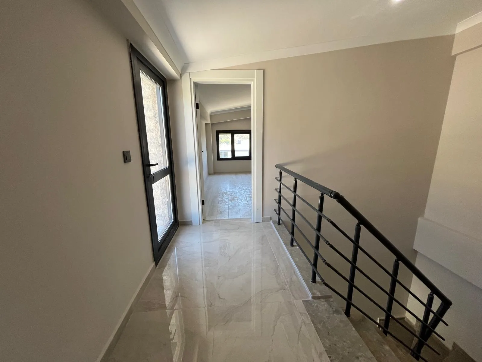 ALTINOLUK MERKEZDE FULL DENİZ MANZARALI 3+1 AYRI MUTFAK TRIPLEX GENİŞ BAHÇELİ VİLLA - Görsel 24