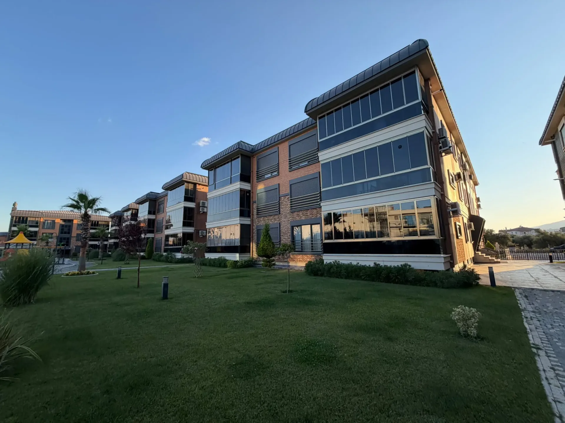 AKÇAYIN EN PRESTİJLİ SİTESİNDE 3+1 AYRI MUTFAK EBEVEYN BANYOLU - KAPALI OTOPARKLI MUHTEŞEM DAİRE - Görsel 5