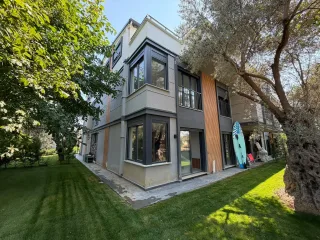 ALTINOLUK SAHİLİNDE  BAHÇE KULLANIMLI DENİZE 200 METRE MESAFEDE MUHTEŞEM DAİRE - Görsel 1