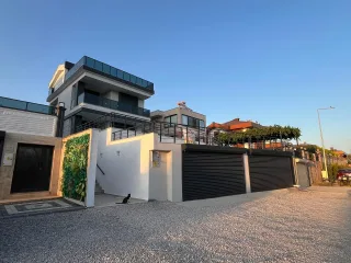 GÜRE SAHİLİNDE TAM MÜSTAKİL SAUNALI FOURLEX DENİZ MANZARALI KAPALI GARAJLI ULTRA LÜX VİLLA - Görsel 1