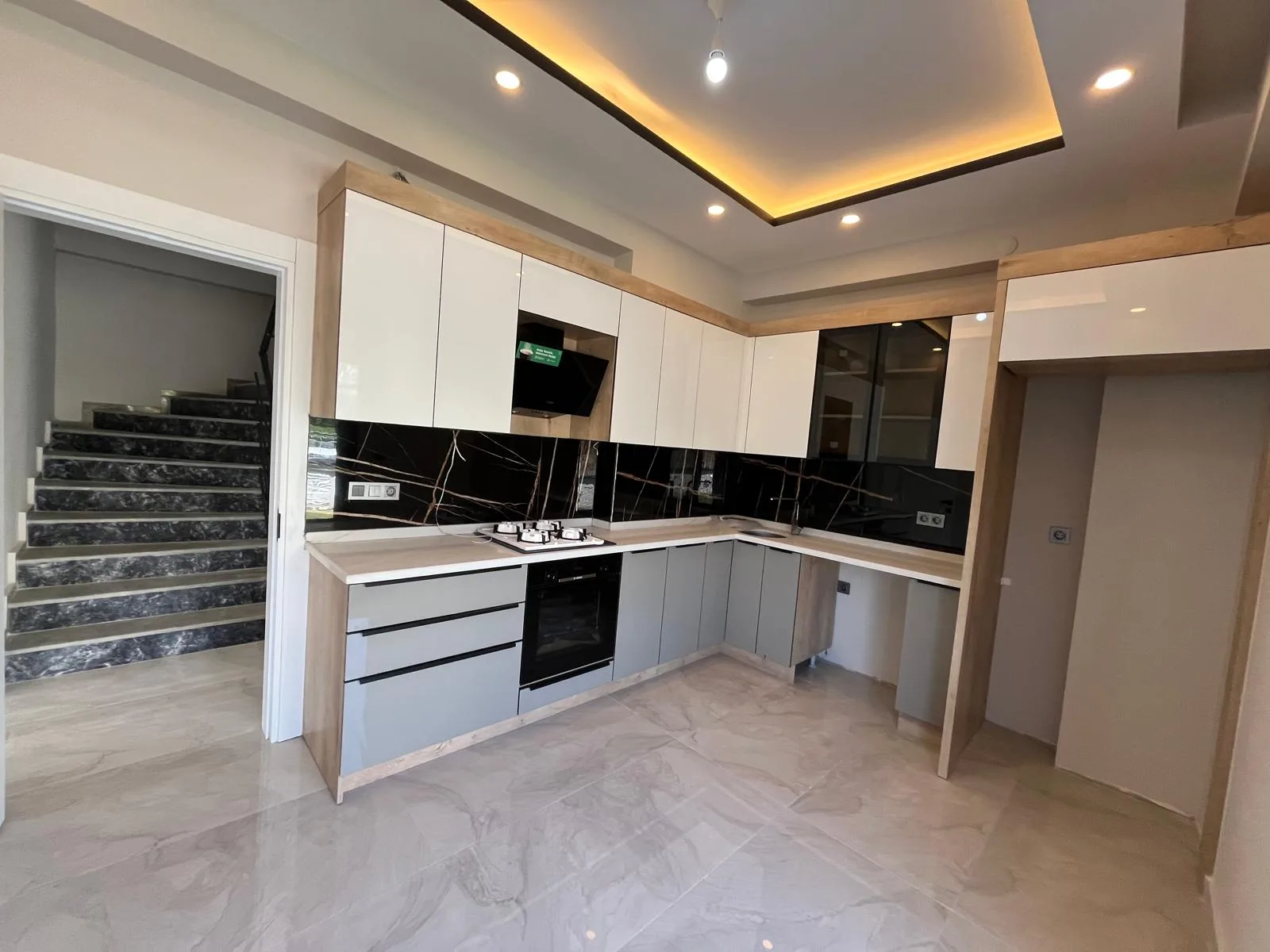 ALTINOLUK MERKEZDE FULL DENİZ MANZARALI 3+1 AYRI MUTFAK TRIPLEX GENİŞ BAHÇELİ VİLLA - Görsel 11