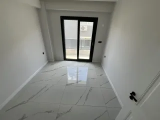 AKÇAYDA SARIKIZDA CADDE ÜSTÜ SIFIR BİNA DENİZE ÇOK YAKIN 2+1 AMERİKAN MUTFAK LÜX DAİRE - Görsel 13