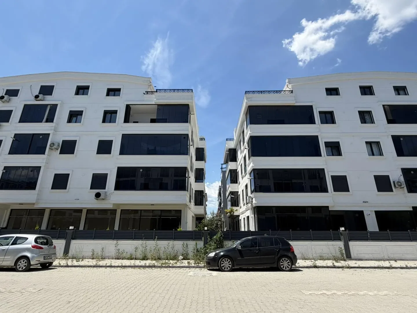 AKÇAY ALTINKUM MAHALLESİNDE 2+1 AYRI MUTFAK EBEVEYN BANYOLU GENİŞ ARA KAT LÜKS DAİRE - Görsel 3