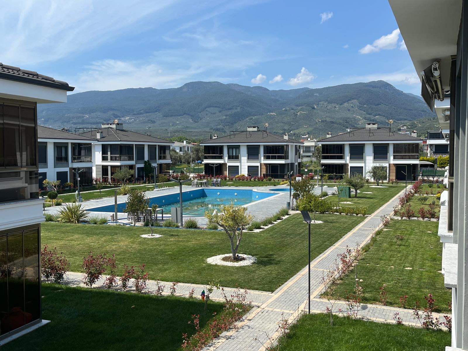 GÜRE SAHİLİNDE ULTRA LÜX HAVUZLU SİTE İÇERİSİNDE 2+1 AYRI MUTFAK MUHTEŞEM DAİRE - Görsel 1